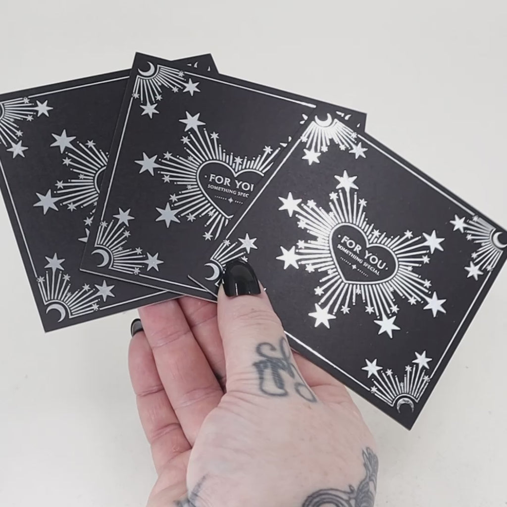 Geschenkgutschein von Stay Rebel mit schwarzer Gutscheinkarte und silbernem Design – Gutschein für alternativen Schmuck, das perfekte Geschenk für Frauen.
