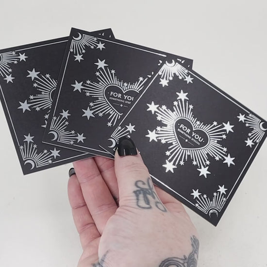 Geschenkgutschein von Stay Rebel mit schwarzer Gutscheinkarte und silbernem Design – Gutschein für alternativen Schmuck, das perfekte Geschenk für Frauen.