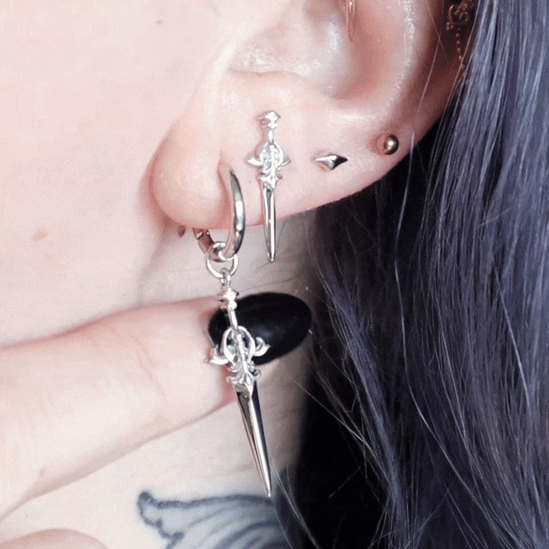 Verzierte Schwert Ohrringe aus vergoldetem 925 Silber, Gothic und alternativer Schmuck, detailreiche Dolch-Ohrringe in Gold für Damen von Pour la Rebelle.