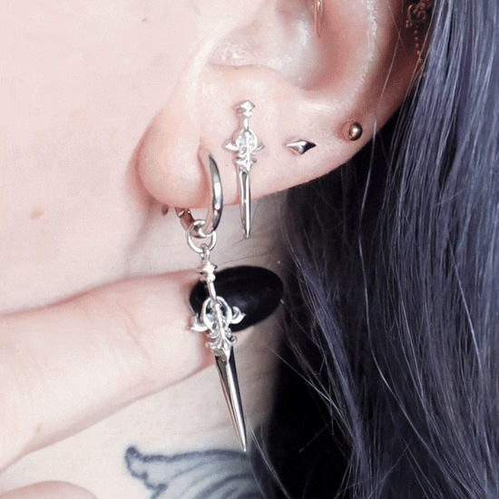 Verzierte Schwert Ohrringe aus vergoldetem 925 Silber, Gothic und alternativer Schmuck, detailreiche Dolch-Ohrringe in Gold für Damen von Pour la Rebelle.